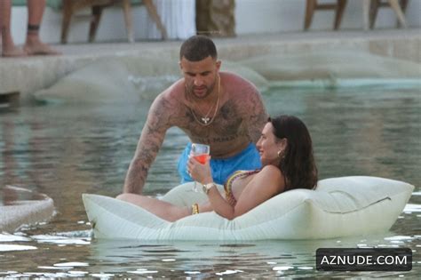 Annie Kilner Sexy Seen Chilling Out With Kyle Walker At Santanna