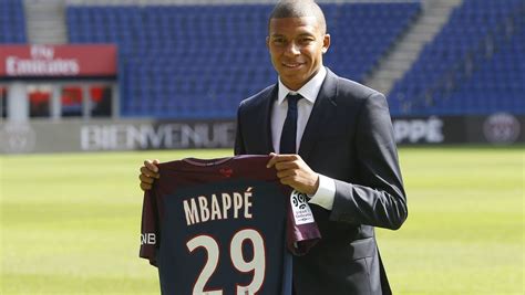 From his wife or girlfriend to things such as his tattoos, cars, houses, salary & net worth. Paris St. Germain: Kylian Mbappé vorgestellt - DER SPIEGEL