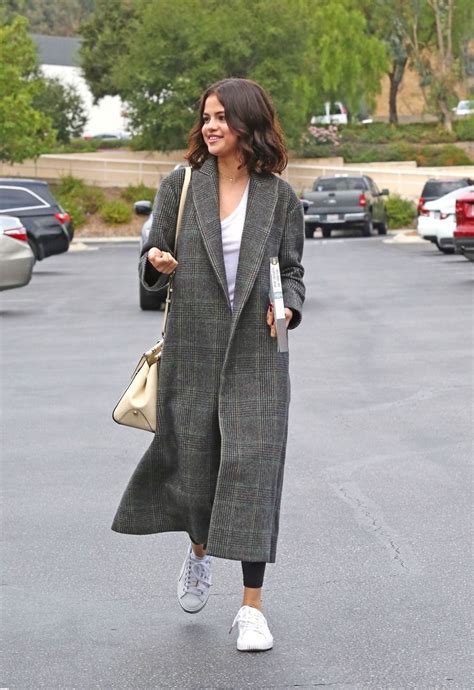 October 31 Selena Arriving At Panera Bread In Westlake Village Ca