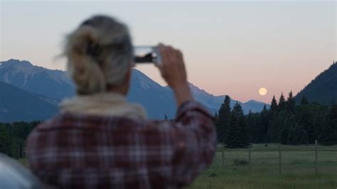Its Hard To Take A Photo Of The Moon Heres How To Do It Better Cbc