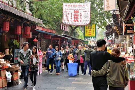 Crowd Exploring The Muslim Quarter In Xian China Encircle Photos