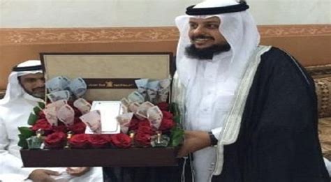 سعودية تهدي زوجها هدايا قيمة بليلة زفافه بثانية