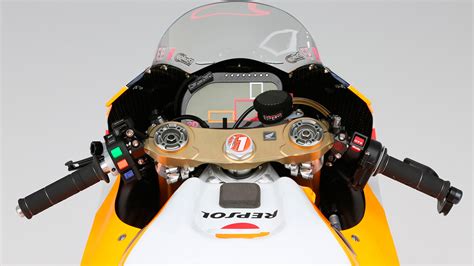 See more ideas about motogp, racing bikes, super bikes. What are the buttons on a MotoGP bike for? - Box Repsol