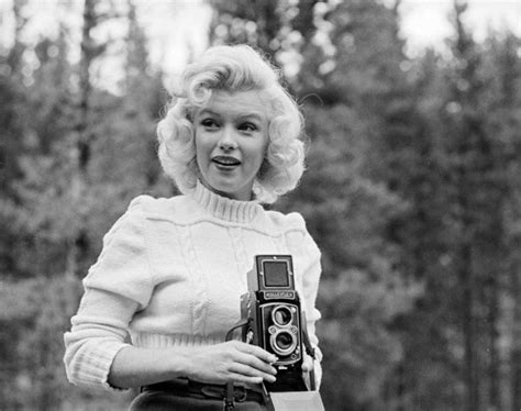 Rarely Seen Photographs Of ‘injured Marilyn Monroe On Crutches In