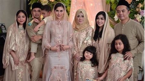 Model baju batik sarimbit couple keluarga ala artis raffi nagita untuk lebaran ramadan 2019 di pgc jakarta stylo id hello. Contek Gaya 4 Seleb yang Kompak Pakai Baju Lebaran Seragam