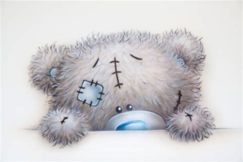 A me to you bear is a special gift that will be with you for a lifetime and is the perfect expression of love friendship and happiness. Me to You Gluurbeertje - R-BRUSH MUURSCHILDERINGEN