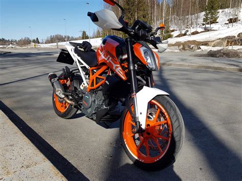 The duke 390 comes with disc front brakes and disc rear brakes along with abs. the KTM Duke 390 Picture Thread - Page 28 - KTM Duke 390 Forum