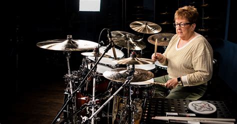 We would like to show you a description here but the site won't allow us. Abuela baterista toca covers de rock y es impresionante