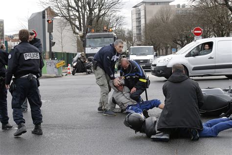 Police Officials 4 Dead In Paris Grocery Hostage Crisis The Daily