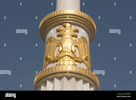 Columna con decoración dorada en el Monumento de la independencia de