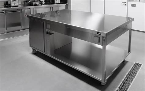 El acero inoxidable se utiliza mucho en el hogar, pero especialmente en la cocina. Mobiliario cocina industrial, equipamiento | ETXE-LAN