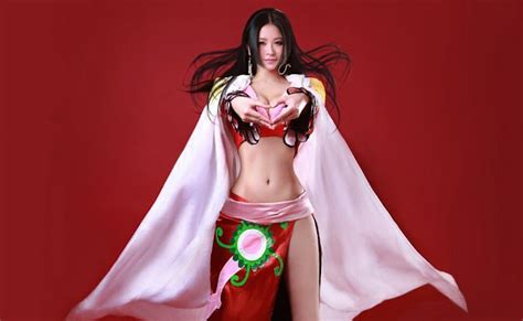 Top 10 Cosplay Boa Hancock Yang Cantik Dan Seksi Sindulin