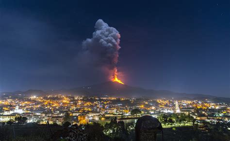 Imposant Natuurgeweld De Uitbarstingen Van Vulkaan Etna In Beeld
