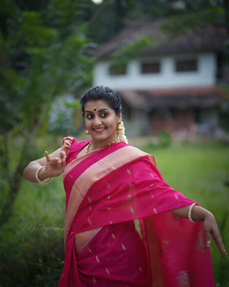 South Indian Actress Sarayu Mohan Hot In Red Saree Photos Hd Images