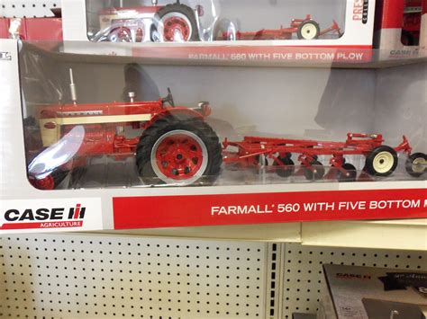 116th Farmall 560 Toy Tractor With Plow Farmall Farm Toys Tractors