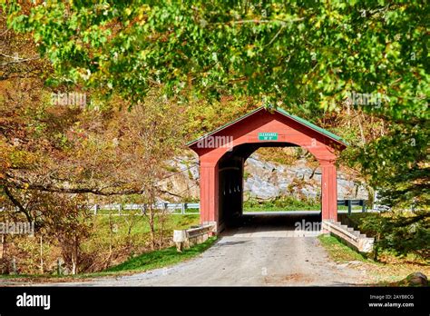 Arlington Covered Bridge In Vermont Stock Photo Alamy
