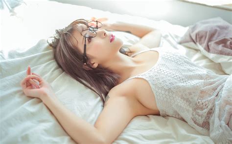 Wallpaper Asian Women Xiamei Jiang Model Glasses Lying Down Bed