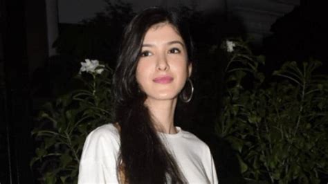 sanjay kapoor s daughter shanaya to make her bollywood debut in cousin janhvi kapoor s next