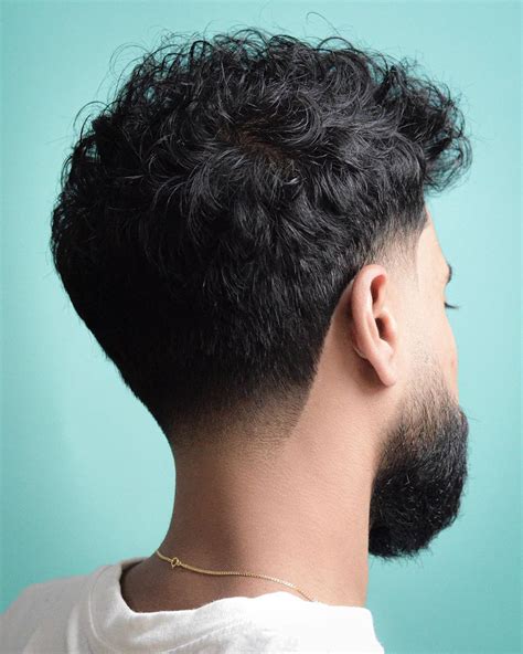 Es un estilo de corte fresco y acorde de los años. Taper Fade Haircuts (2020 Styles) | Estilos de cabello hombre, Peinados hombre pelo corto y ...