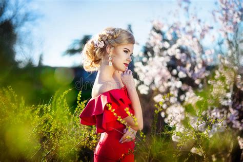 Ragazza Della Sorgente Bello Modello Con La Corona Del Fiore Sulla Sua Testa Chiuda Sul Ritratto