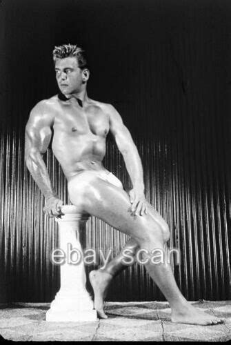 MALE CLASSIC SIXTIES BRUNETTE PHYSIQUE MODEL BARECHESTED BEEFCAKE 8X10