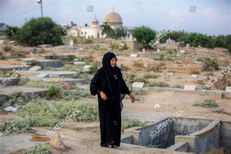 Palestinian Woman Visits Grave Her Relative Editorial Stock Photo
