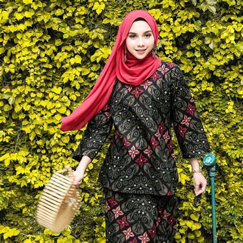 Desain baju kurung batik yang ada saat ini juga sangat cocok digunakan bagi kaum muslimah masa kini dimana dengan mengkombinasikan model hijab yang senada dengan warna maupun motif batik baju kurung tentu baju kurung batik kombinasi model hijab yang senada ini akan menampilkan. Baju Kurung Kedah Batik Cotton Premium Hitam | Shopee Malaysia