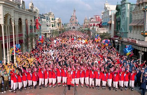 Disneyland Paris Met à Lhonneur Les Cast Members Présents Depuis L