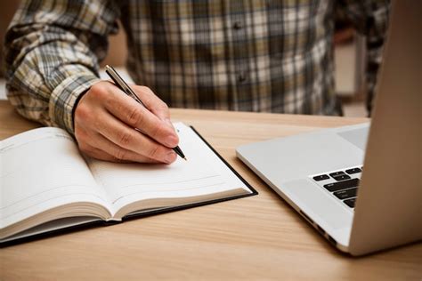 Hombre Casual Escribiendo En Cuaderno En Blanco Foto Gratis