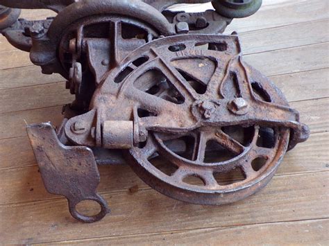 Antique Vintage Cast Iron Unloader Hay Trolley Carrier Barn Farm Pulley