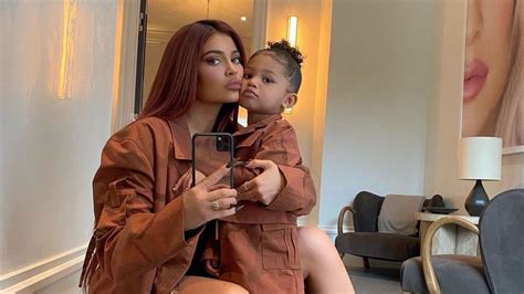 The two were lying down on a yellow. Kylie Jenner wehmütig: Tochter Stormi wird bald drei Jahre ...