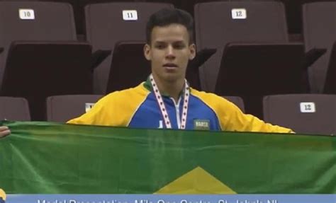 Paraense recebe a medalha de ouro conquistada no Mundial de Karatê Dô