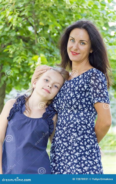 Mutter Und Tochter Stockbild Bild Von Blau Vierzig 72878931