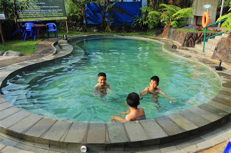 Nah, jika anda berkeinginan memiliki kolam renang sendiri di rumah, maka anda. Kolam Renang Batang Sari Pamanukan / Kolam Renang Pondok ...