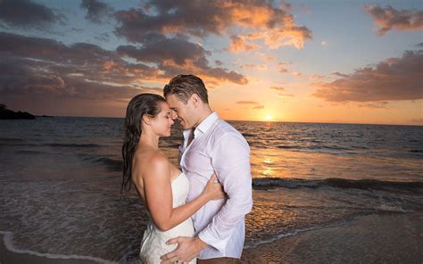 Romantic Love On The Beach Sea Baths Sunset Love Pictures
