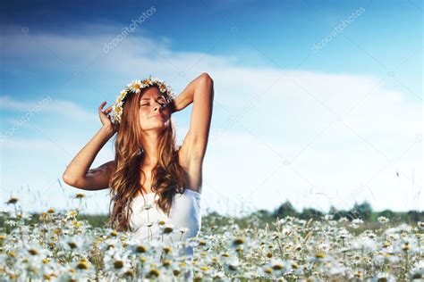 Девушка в платье на цветочном поле — Стоковое фото © Yellow2j 11287544