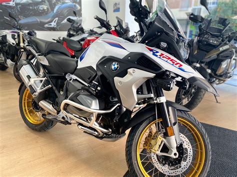 The design of the r 1250 gs with its striking front and typical gs flyline is unmistakable. Vespacito | BMW R1250GS RALLYE