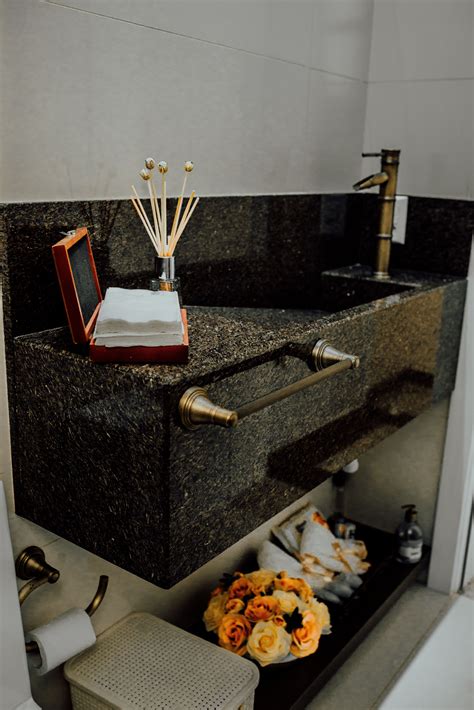 Banheiro Social Com Tampo Em Granito Café Imperial E Acessórios Ouro