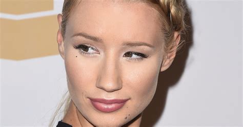 Iggy Azalea Blasts Papa Johns Pizza For Releasing Her Private Information And This Situation