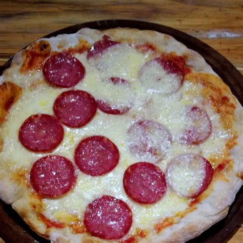 El Arte De Amasar Clases De Cocina Personalizadas Pizza A La Piedra Con Muzzarella Y Salame