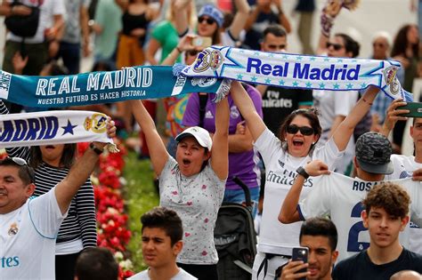 במקום השני התמקם הנמסיס הגדול של מסי, כריסטיאנו רונאלדו מריאל מדריד, עם 39.7 מיליון לישט בשנת 2014. רונאלדו לאוהדים בחגיגות הזכייה: "נתראה בעונה הבאה"