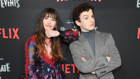malina weissman and louis hynes strike a pose at ‘series of unfortunate events season 2 premiere