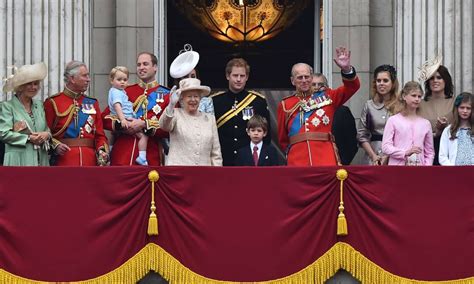 Rainha Elizabeth Ii Comemora Aniversário Com Desfile No Centro De