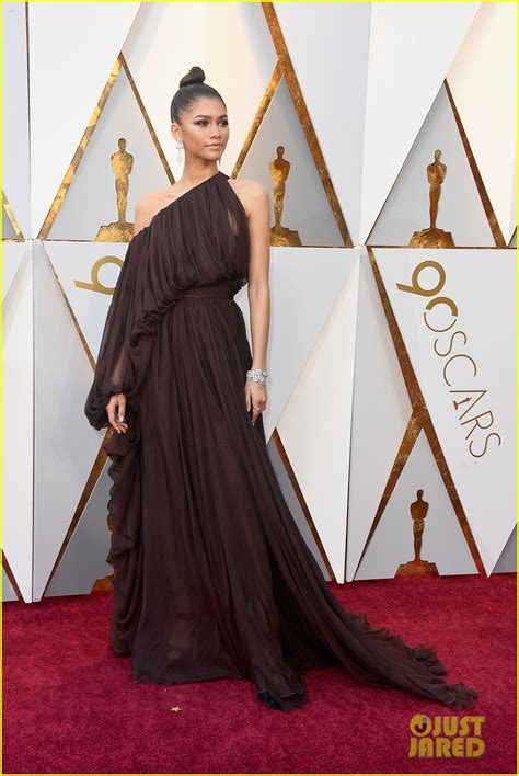 Zendaya Stuns In Giambattista Valli Haute Couture At Oscars 2018 Photo