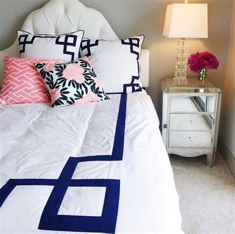 These two girls from ole miss damn near broke the internet last year when this photo of their dorm room went viral: 25 Preppy Dorm Rooms To Copy | Preppy bedroom, Preppy dorm room, Shabby chic bedrooms