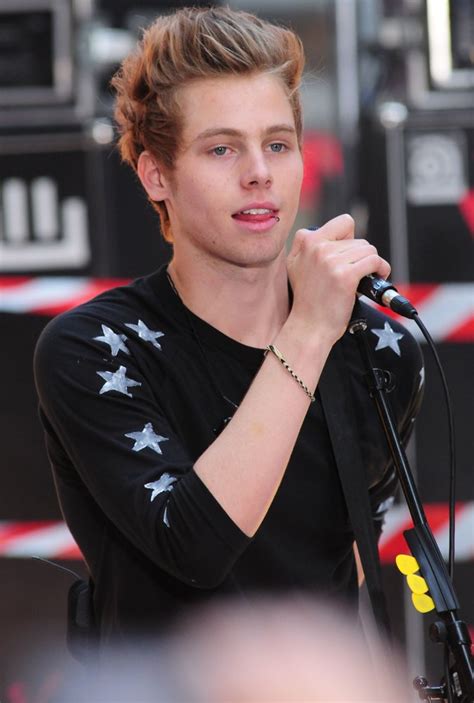 Luke robert hemmings (his full name) is a very handsome young man. Luke Hemmings Picture 3 - 5 Seconds of Summer Perform Live ...