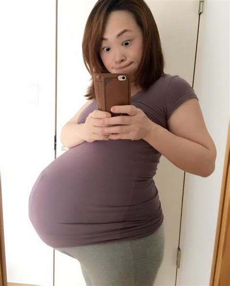 to twinsさん umi k stwins のinstagramアカウント 「双子妊娠9ヶ月の頃。出産直前の頃。 1ヶ月早めに出産したけど、今ではスクスクおっきくなってくれて安心して