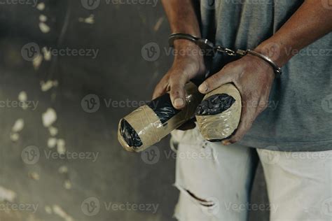 Drug traffickers were arrested along with their heroin. Police arrest