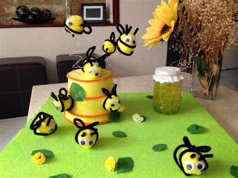 En este video damos los conceptos basicos para la construccion de un albergue tecnificado para abejas sin aguijón, cada persona interesada en hacer su caja. Proyecto Abejas con limpiapipas, bolitas de gel y maceta.