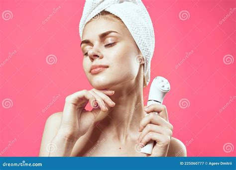 Mulher Com Ombros Nus E Cosmetologia Relaxamento Limpo Da Pele Cor De Rosa Imagem De Stock